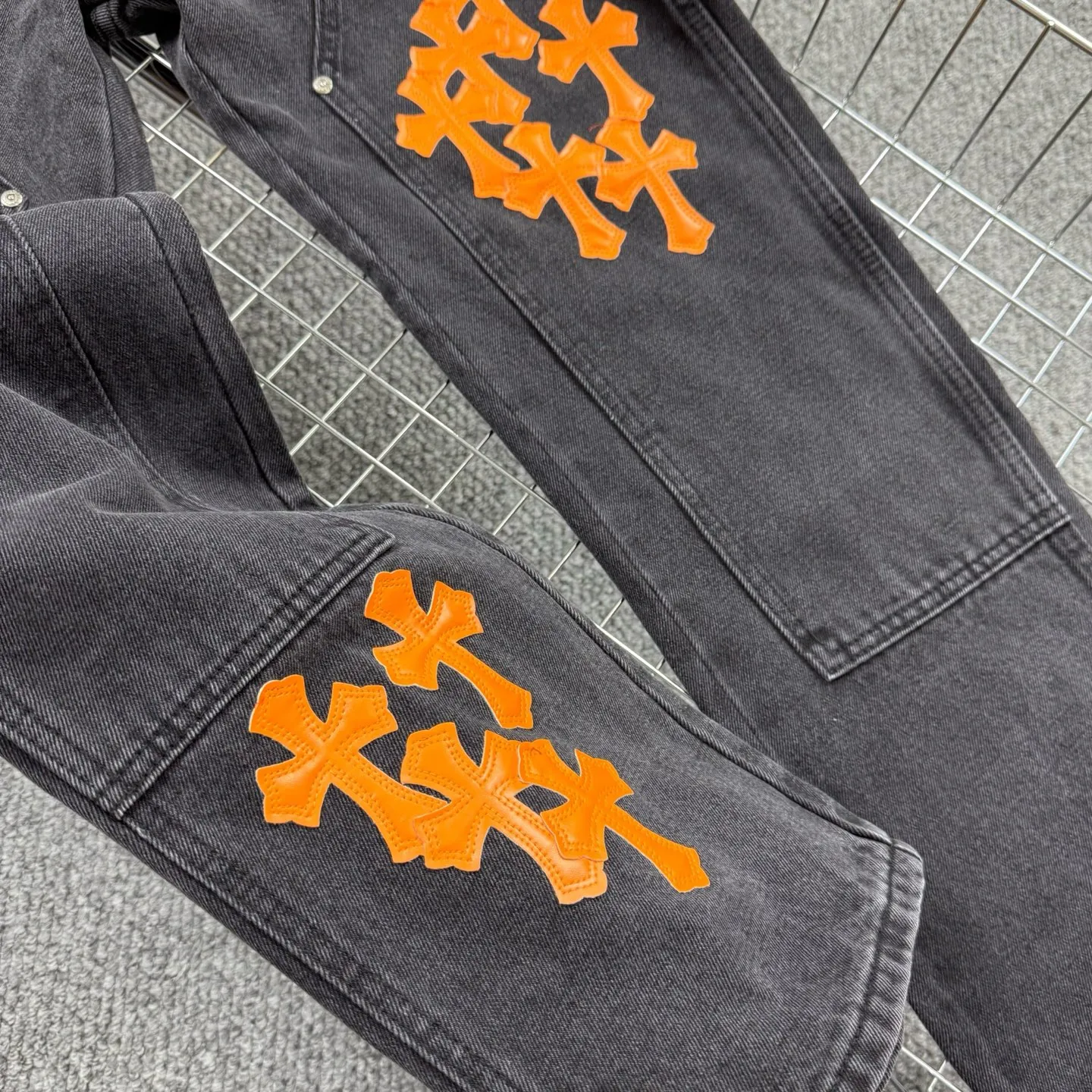 P280 Style number: H861 Chrome Hearts & Chrome Hearts 25FW CH workwear logging black and orange leather limited edition cow king jeans Chrome Hearts' most popular color pants are made of beaded canvas fabric, and heavy washing makes the upper body of the fabric more textured and the pants are tall and straight! The three-dimensional cutting of the whole trousers is a masterpiece! The hardware is customized by zp. The beaded canvas fabric is thick and soft after being washed. It has good breathability. Customized small leather label. Unique design. The details are simple and elegant, and the workmanship is exquisite. The whole trousers are neatly routed and the details are in place! It’s so cool that both men and women can easily control the genderless trend!  Size: 30-32-34-36 Color: black